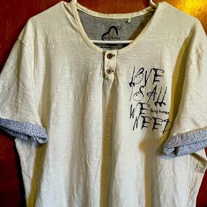 White roundneck tshirt